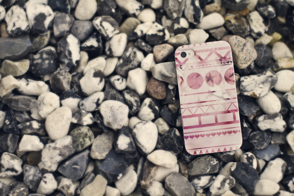 Skal för iPhone 4/4S - Aztecmönster rosa blommor